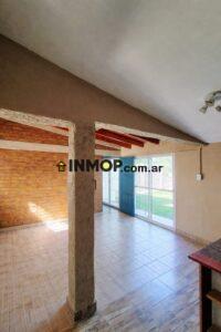Venta de casa con local comercial en Los Barriales
