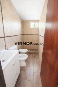 Venta de casa con local comercial en Los Barriales