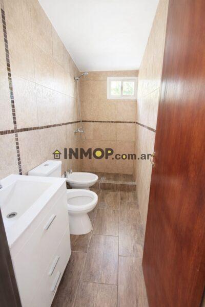 Venta de casa con local comercial en Los Barriales