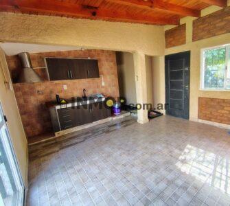 Venta de casa con local comercial en Los Barriales