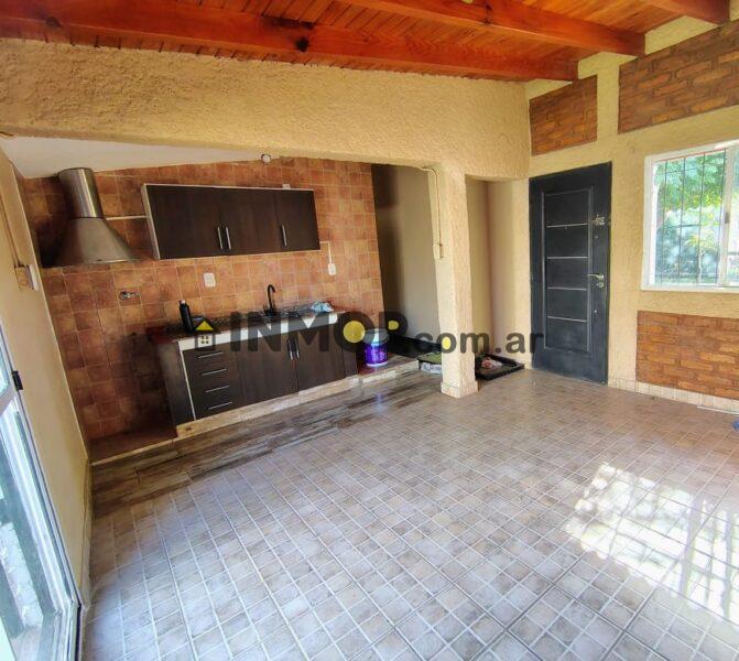 Venta de casa con local comercial en Los Barriales