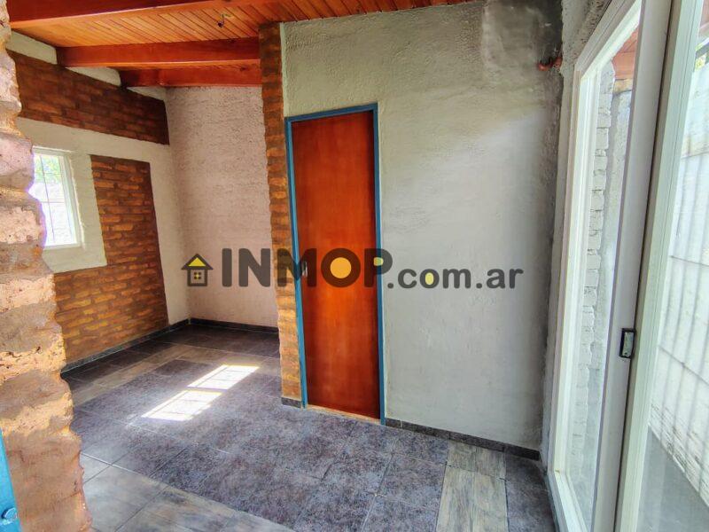 Venta de casa con local comercial en Los Barriales