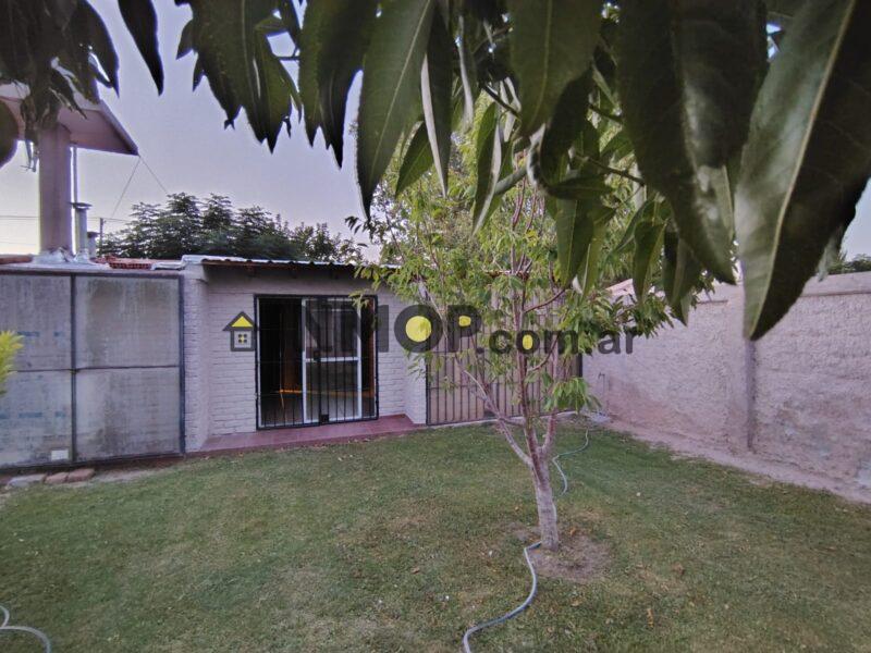 Venta de casa con local comercial en Los Barriales