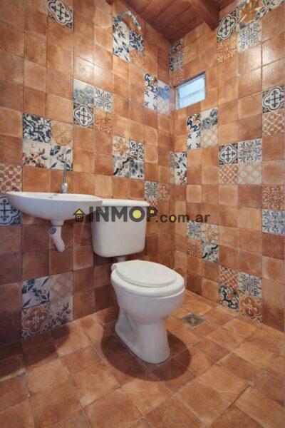 Venta de casa con local comercial en Los Barriales