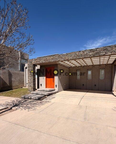 CASA EN ALQUILER DE CATEGORÍA EN BARRIO PRIVADO – SEGURIDAD 24 HS