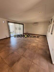 CASA EN ALQUILER DE CATEGORÍA EN BARRIO PRIVADO – SEGURIDAD 24 HS