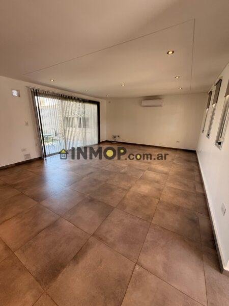 CASA EN ALQUILER DE CATEGORÍA EN BARRIO PRIVADO – SEGURIDAD 24 HS