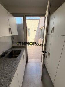 CASA EN ALQUILER DE CATEGORÍA EN BARRIO PRIVADO – SEGURIDAD 24 HS