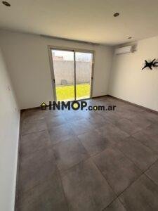 CASA EN ALQUILER DE CATEGORÍA EN BARRIO PRIVADO – SEGURIDAD 24 HS