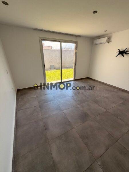 CASA EN ALQUILER DE CATEGORÍA EN BARRIO PRIVADO – SEGURIDAD 24 HS