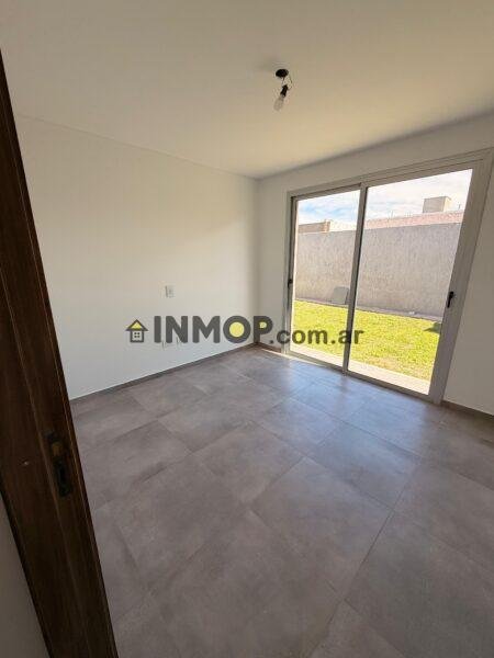 CASA EN ALQUILER DE CATEGORÍA EN BARRIO PRIVADO – SEGURIDAD 24 HS